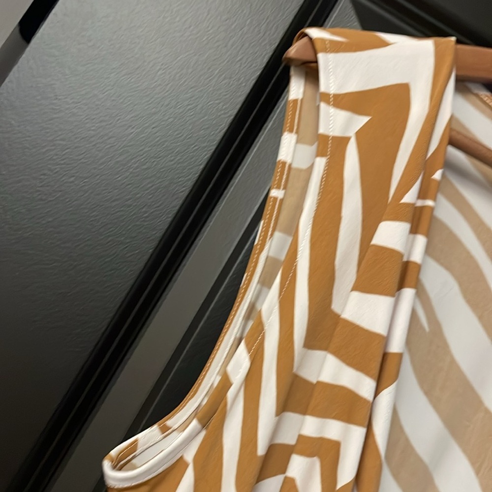 New.  Faux wrap top - Picture 4 of 7
